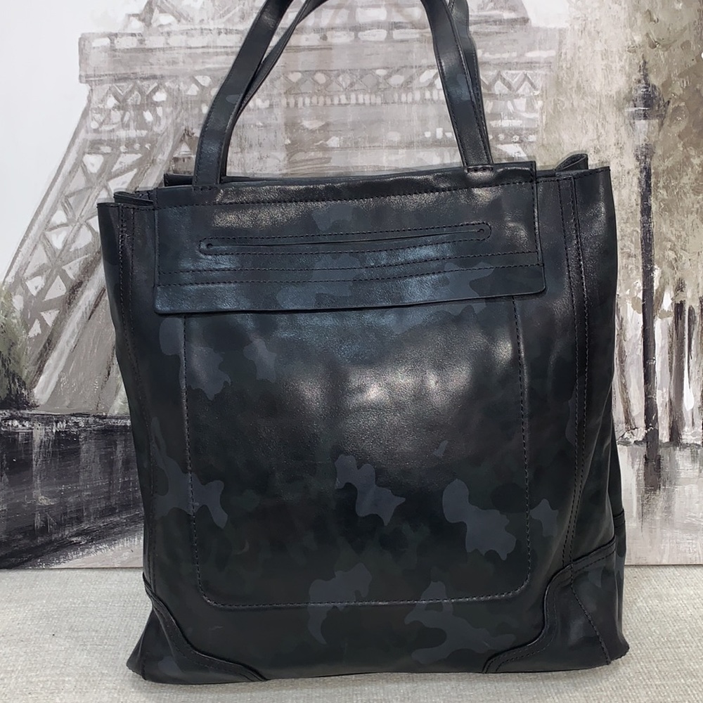 Frye Charlie Simple Tote Navy Camo Leather MSRP $398 -OCEAN CAMO- - Picture 4 of 16